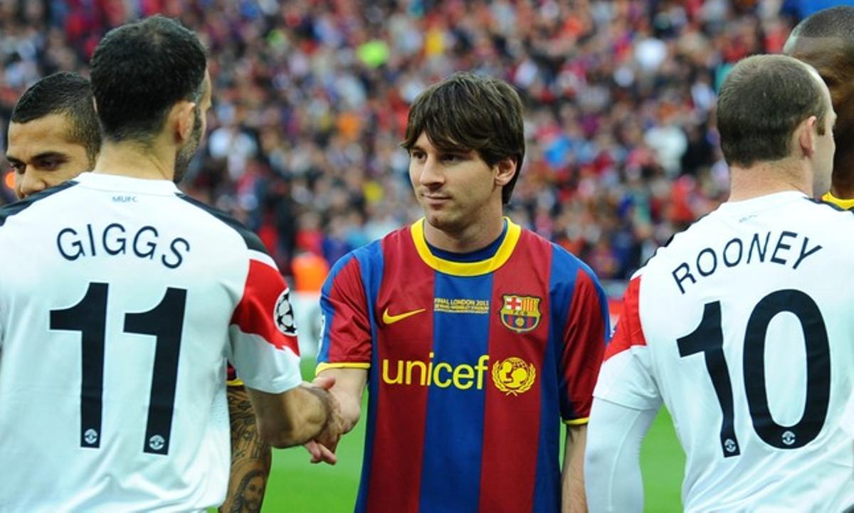 Messi saluda a Giggs y Rooney antes del partido.