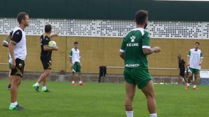 Baraja, ayer, en Barcelona, dando instrucciones.