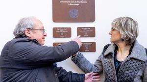 Eugeni Renom y Núria Cusidó, sobrino nieto y bisnieta de Eugeni Riera, señalan la placa con el nombre de su familiar, bombero de Barcelona muerto en Mauthausen.
