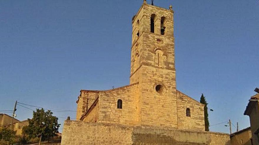 La torre y una de las fachadas de la iglesia parroquial de San Miguel en Abezames .