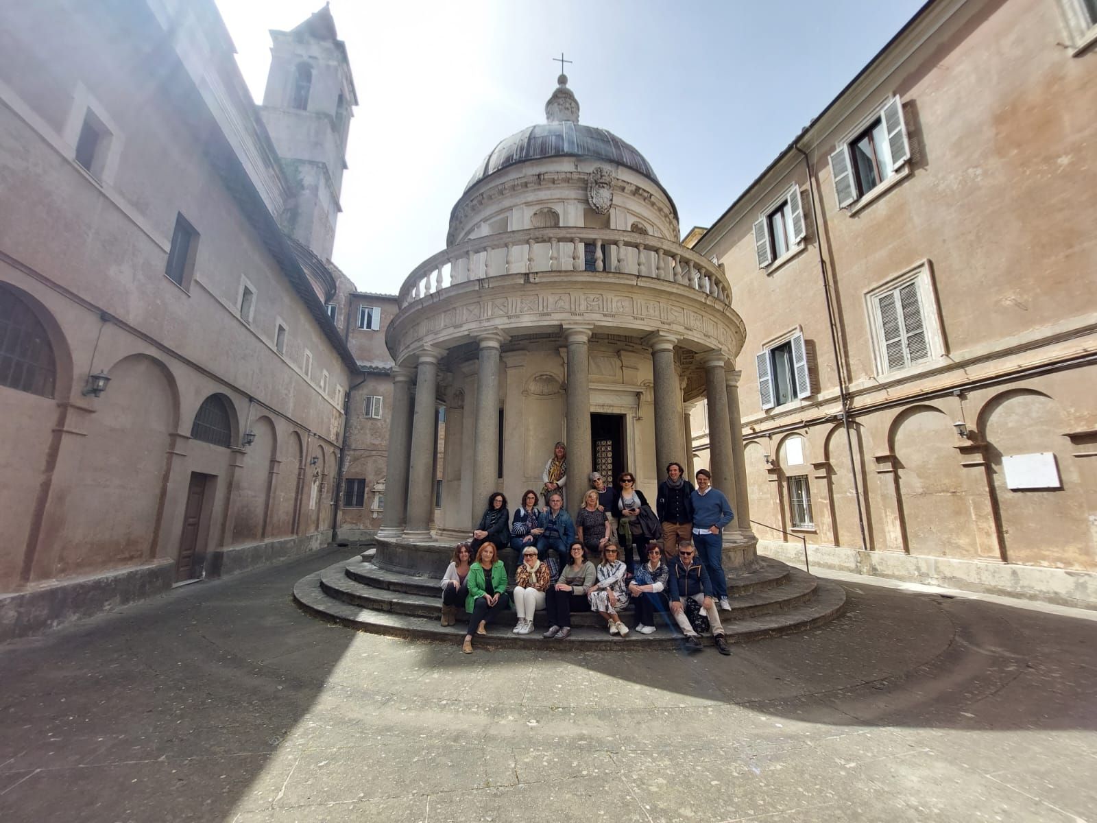 El grupo en el templete de la Academia de España en Roma.