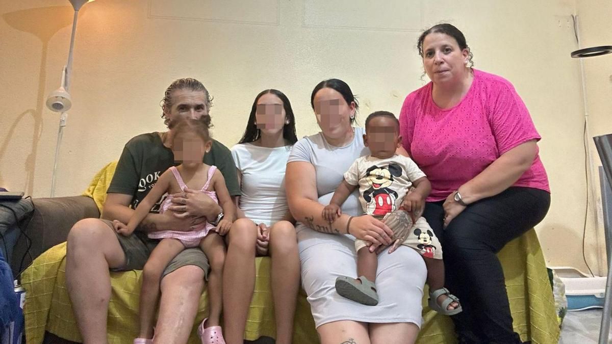 Carmen Díez de los Ríos, esta semana con su marido, sus dos hijas y dos nietos.