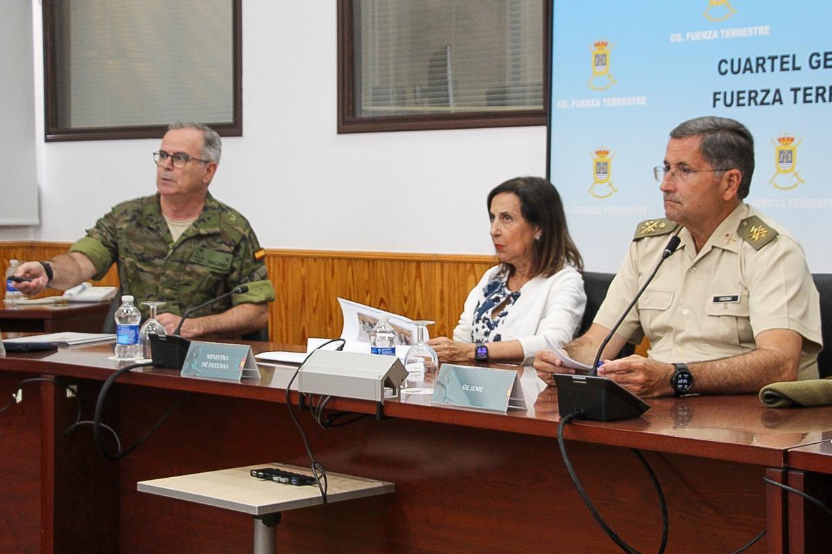 Robles visita el Cuartel General de la Fuerza Terrestre del Ejército de Tierra, en Sevilla.