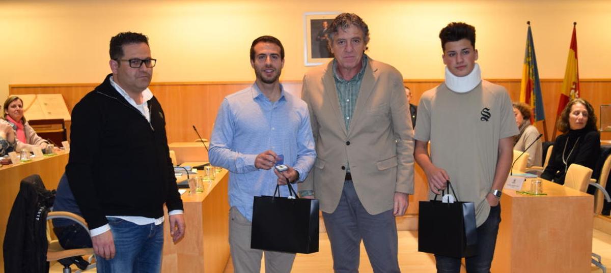 Sedaví condecora al árbitro que salvó la vida de un cadete