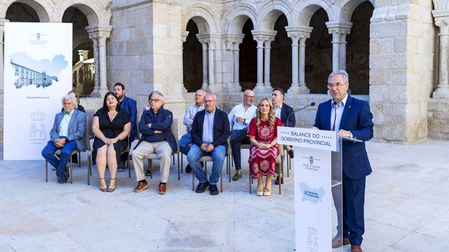 Luis Menor, con su equipo en el gobierno provincial, este martes en Santo Estevo.