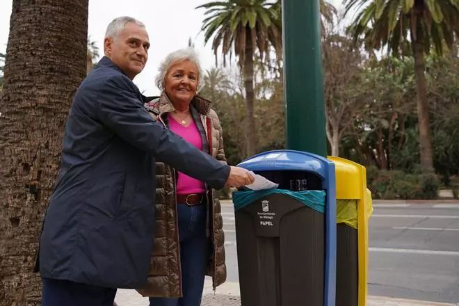 Málaga pone en marcha un proyecto para el uso de papeleras selectivas de papel y envases