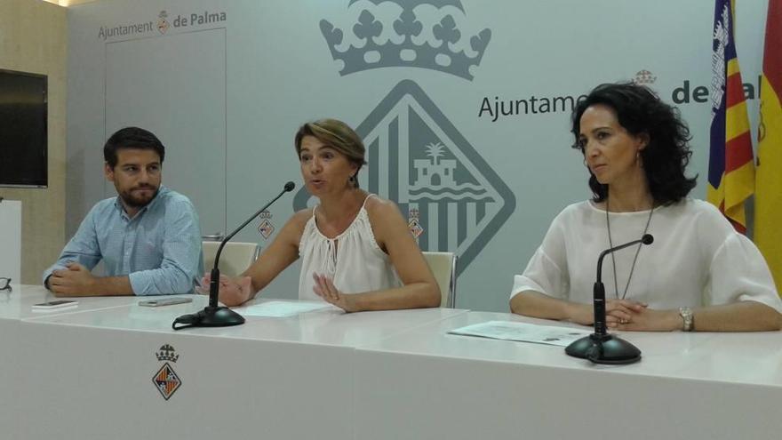 Margalida Durán, en el centro, con los concejales Xavier Bonet y Lourdes Bosch.