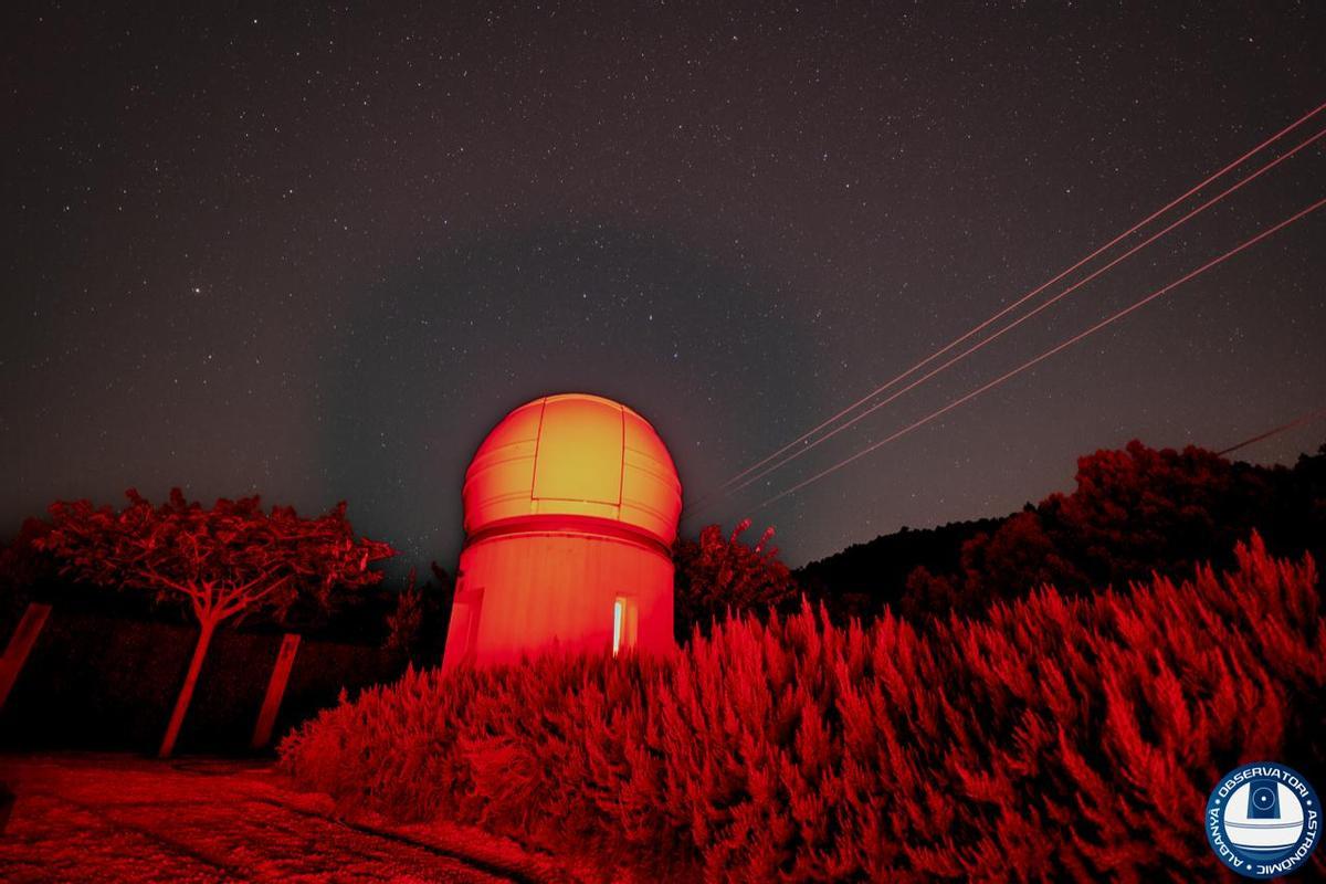 El telescopi de l'Observatori d'Albanyà de nit