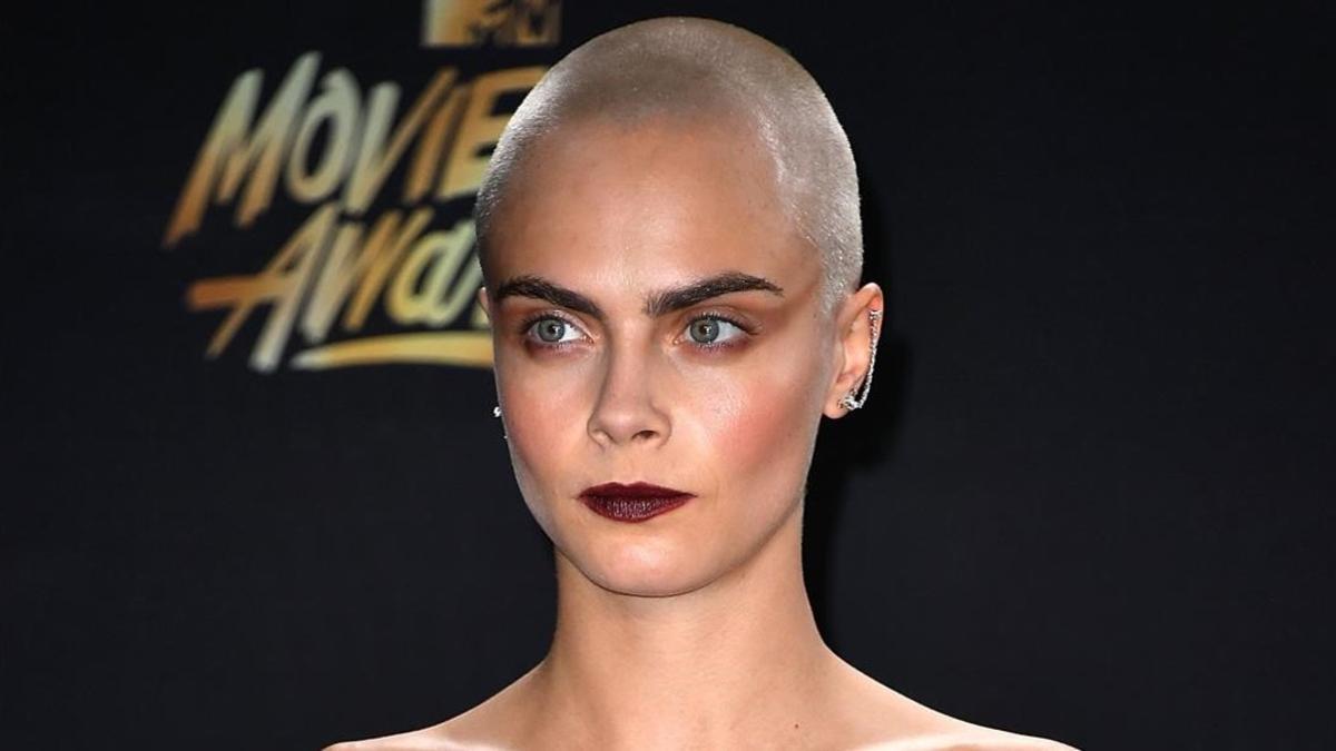 Cara Delevingne luce su calva tatuada en los premios MTV