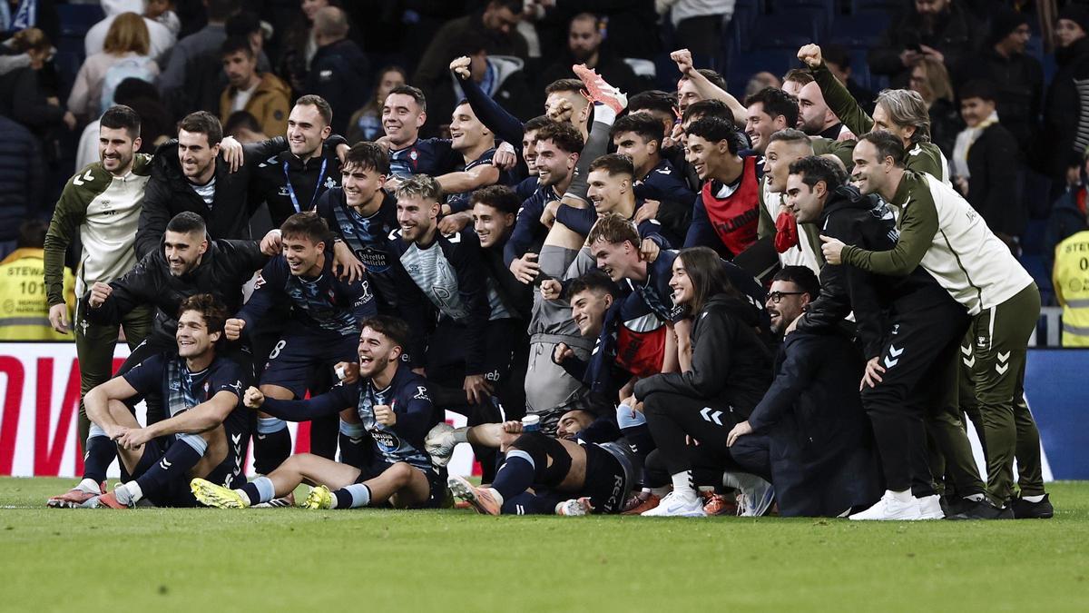 Celebración del equipo sobre el césped.