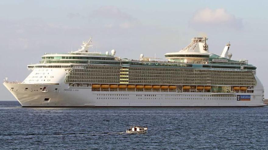 El crucero de la compañía naviera Royal Caribbean, ayer en el puerto de Palma.