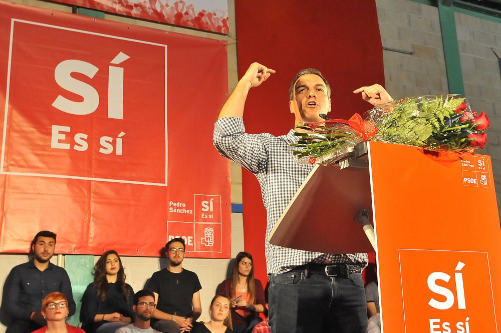 Pedro Sánchez abarrota el polideportivo de Carrús