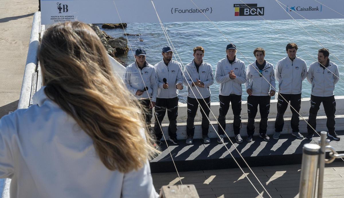 La regatista del equipo español de Copa América de vela, Sail Team BCN, Neus Ballester, baja las escaleras del Club Nàutic de Sitges para reunirse con sus compañeros del juvenil, el día de la presentación.