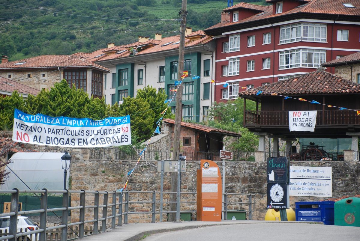 Pancartas contra la planta de biogás en Arenas de Cabrales.