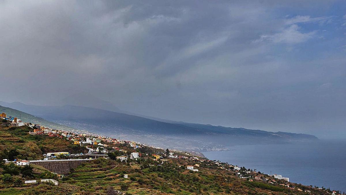 El tiempo nuboso en capas altas y con calima en capas medias en Tenerife..