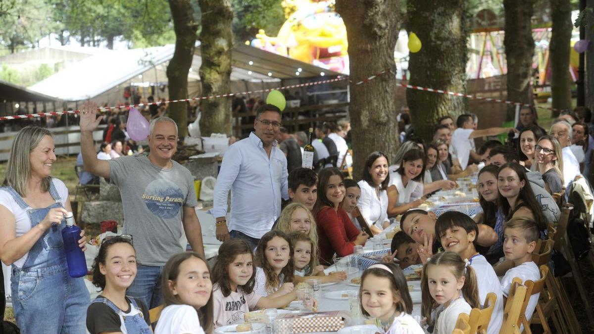 Las comidas familiares llenan el recinto saletino de Siador | BERNABÉ/JAVIER LALÍN