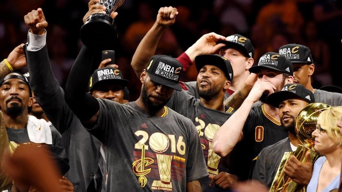 Lebron James, rodeado de sus compañeros, tras conquistar el título de la NBA