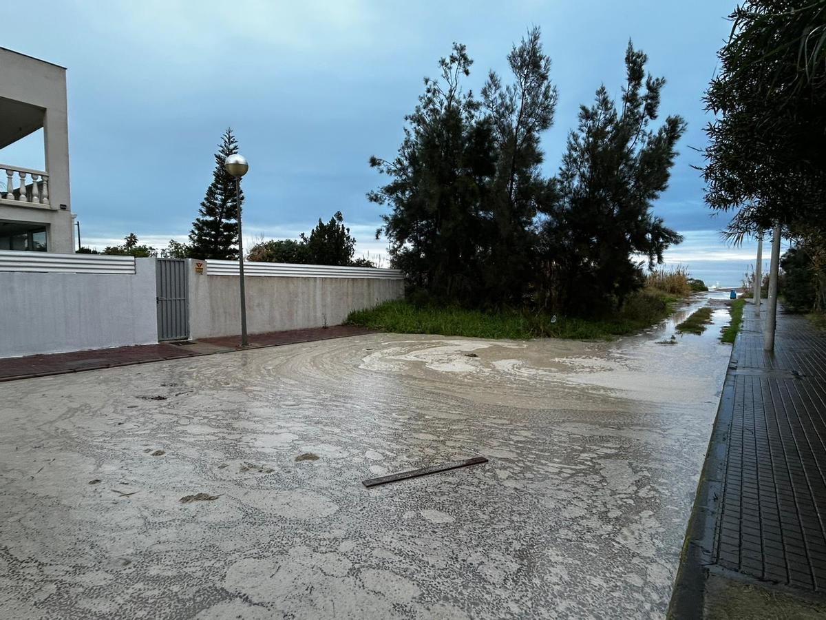 Calle anegada en la playa Malvarrosa.