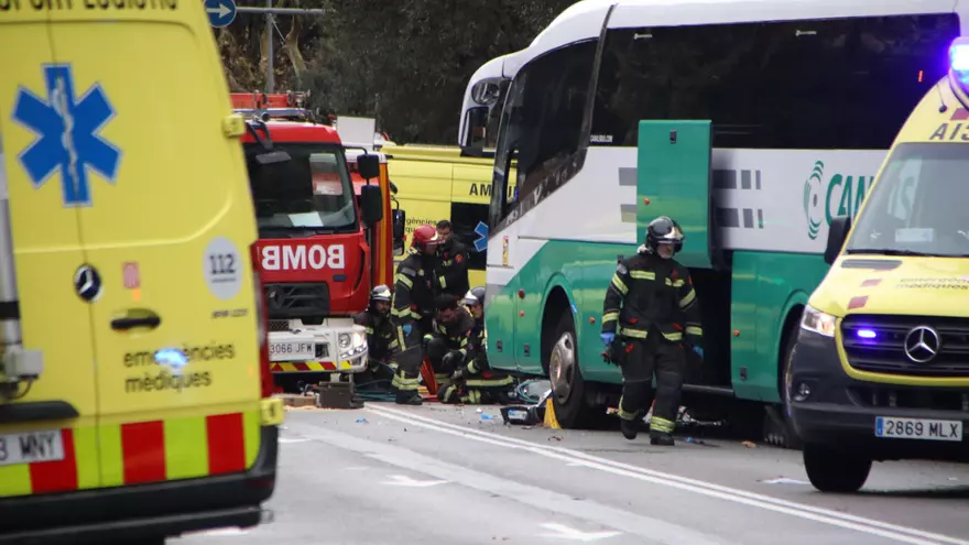 Xoc de dos autocars a l'avinguda Diagonal de Barcelona