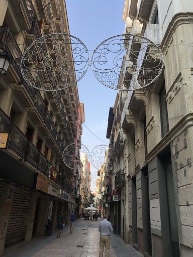 Detalle de los adornos ya instalados en la calle Mayor