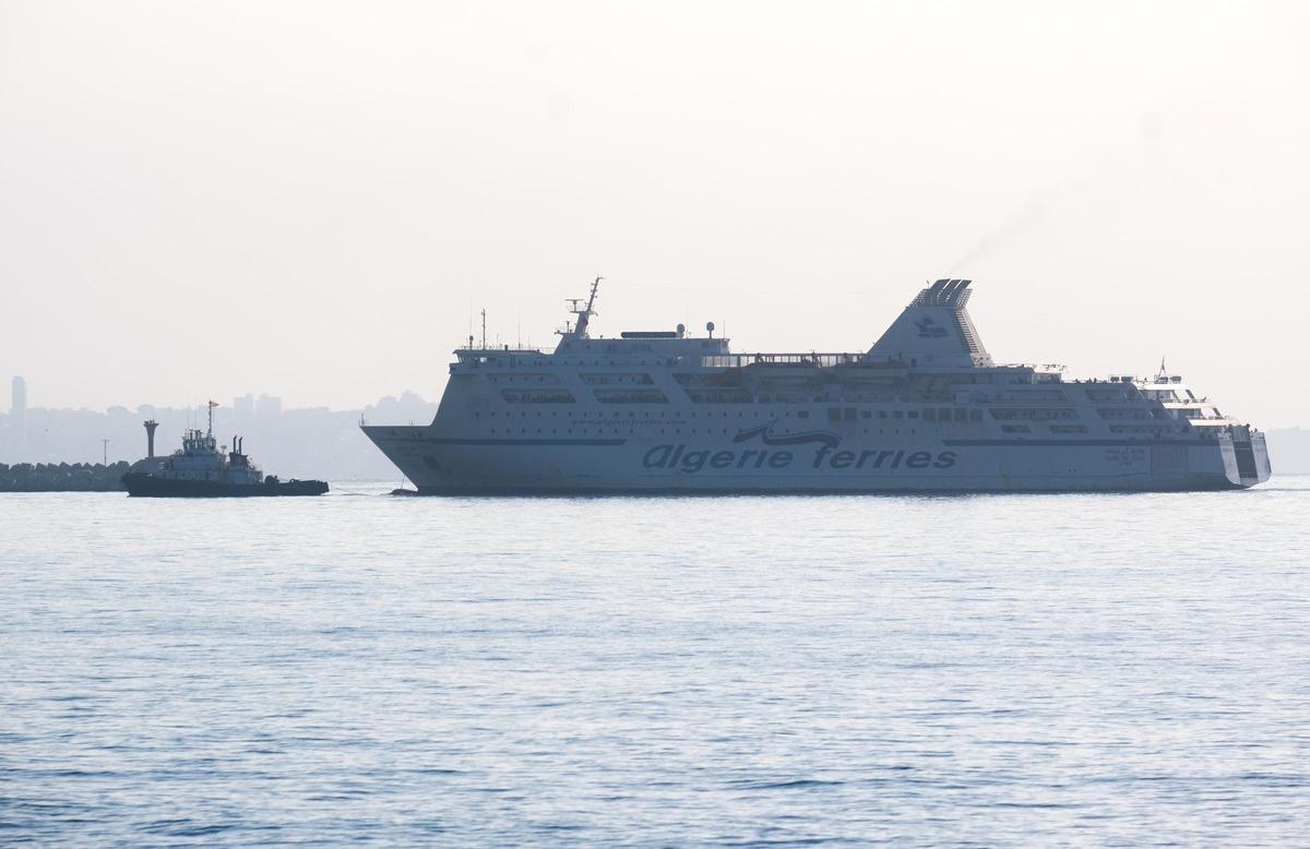Un ferri procedente de Orán entrando en el Puerto de Alicante.