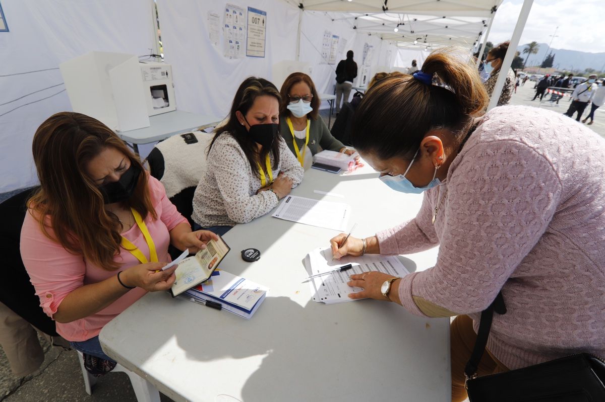Los ecuatorianos residentes en la Región votan en las elecciones de su país
