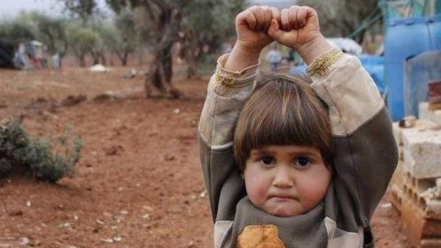 La reacción de un niño al confundir una cámara con un arma en Siria