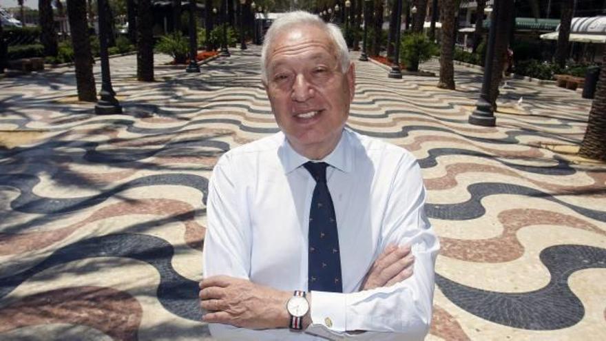García-Margallo en la Explanada de España durante una visita a Alicante.