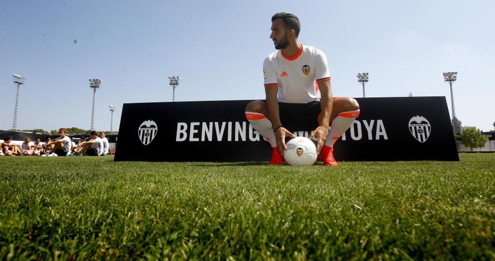 La presentación de Martín Montoya en imágenes