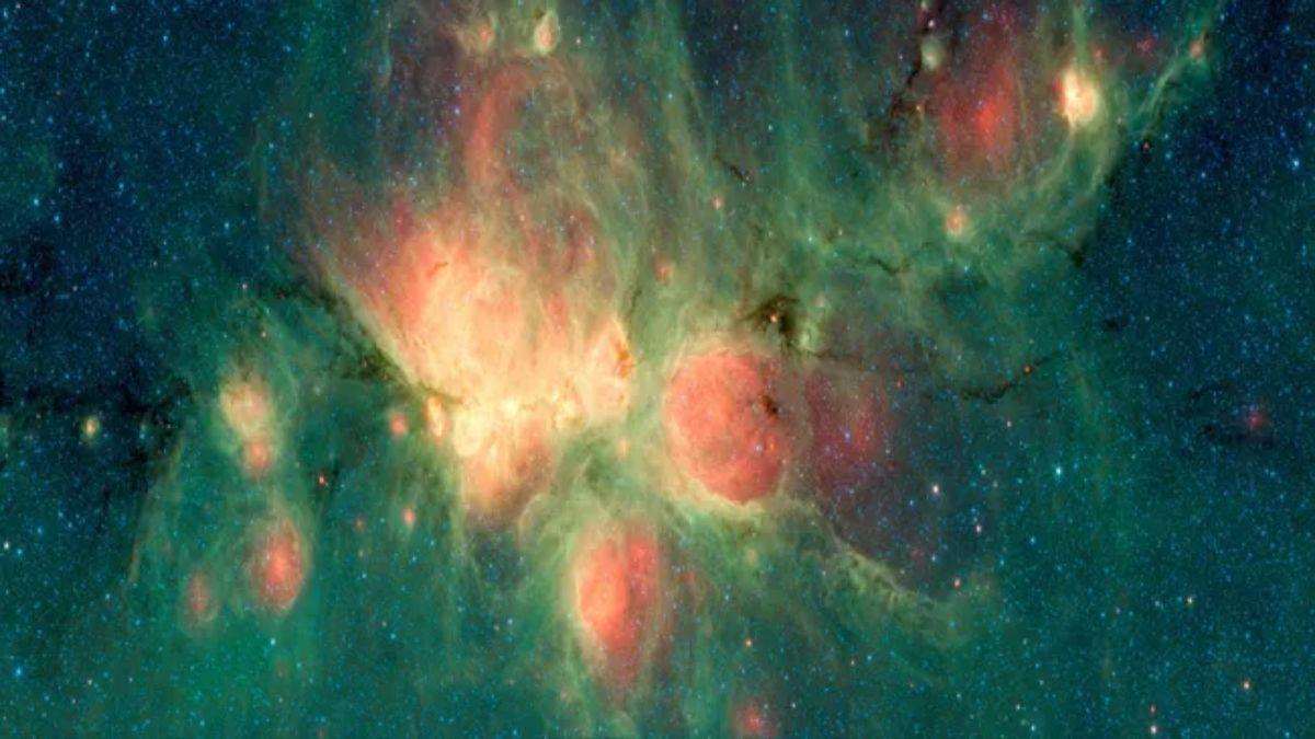 Esta es la Nebulosa Pata de Gato o NGC 6334I, registrada por el Telescopio Espacial Spitzer de la NASA: contiene una molécula nunca antes identificada en el cosmos.