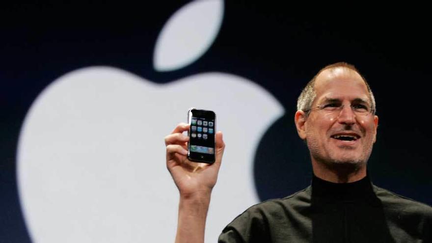 Steve Jobs, en la presentación del iPhone, hace diez años.