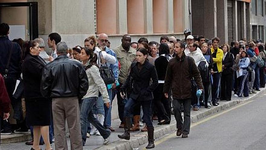 La conclusión de la temporada turística ha ocasionado un fuerte aumento de las personas que acuden a las oficinas del Inem.