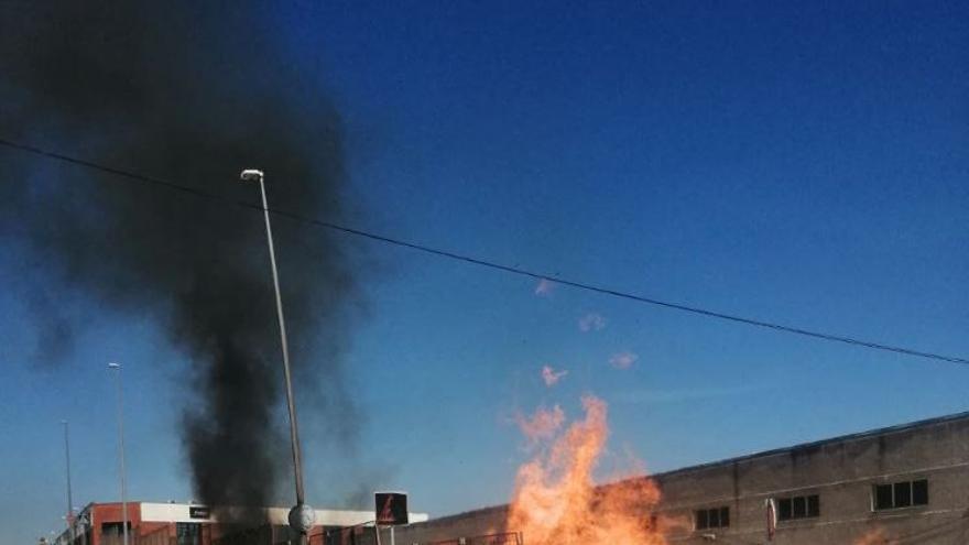 Totes les imatges de l'incendi a l'exterior d'una nau a Sant Fruitós de Bages