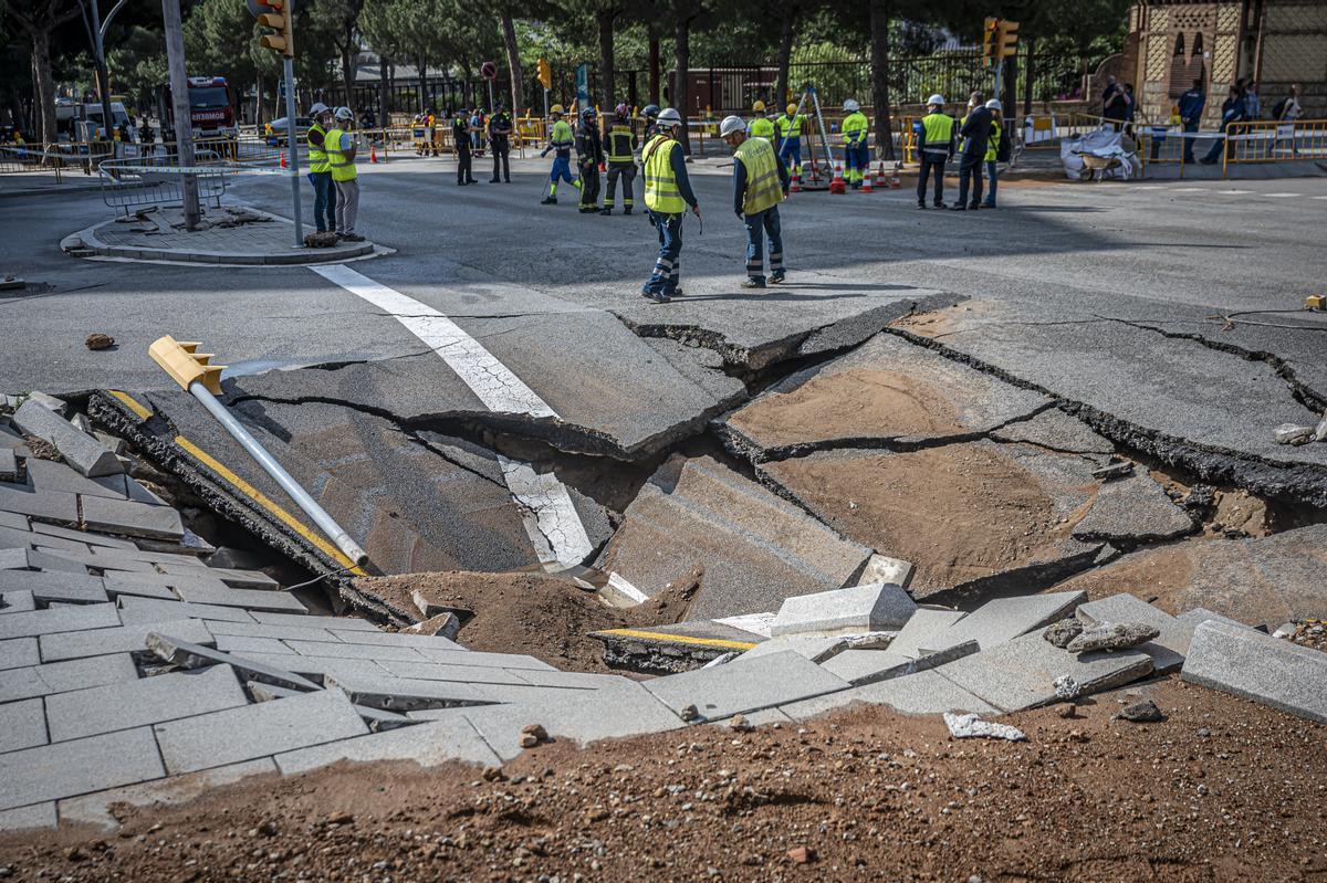 Escape de agua de grandes dimensiones en la avenida Pedralbes con el paseo Manuel Girona de Barcelona