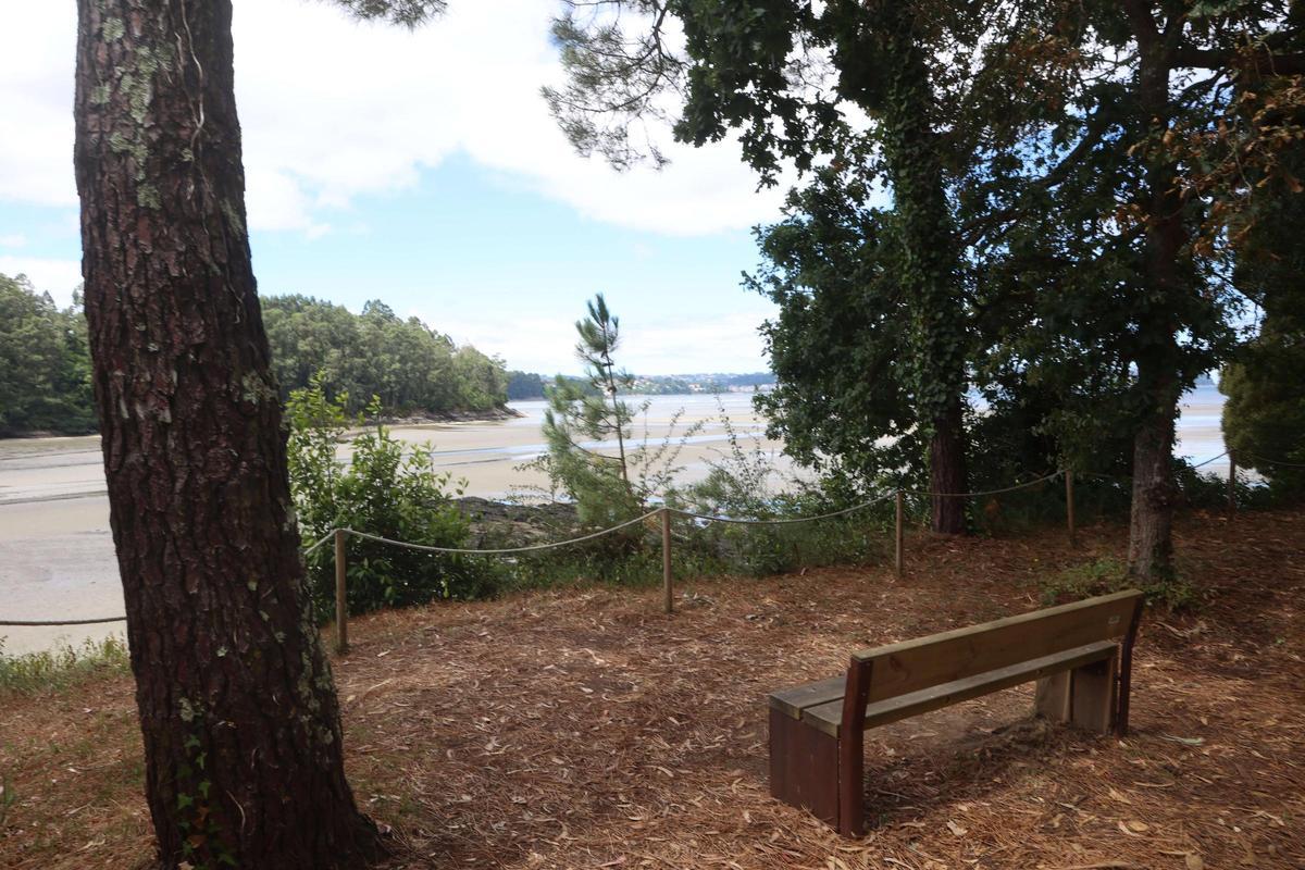 Una parada en la senda ecoturística de la Reserva da Biosfera das Mariñas Coruñesas e Terras do Mandeo en Miño