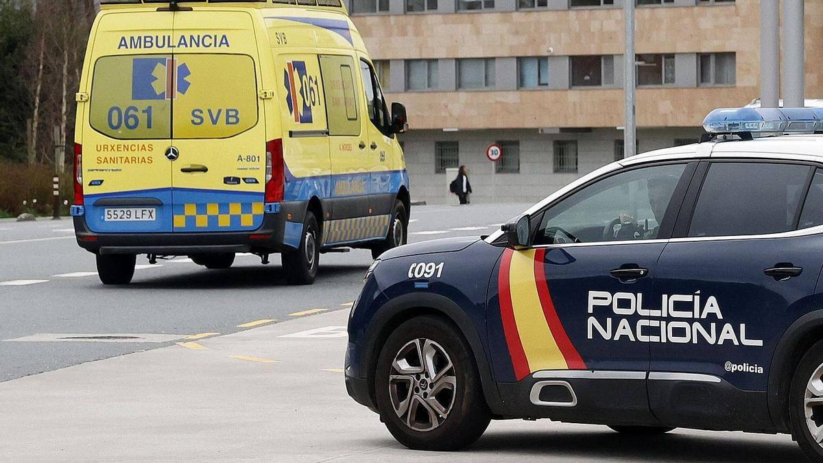 Coche policial y ambulancia en Santiago