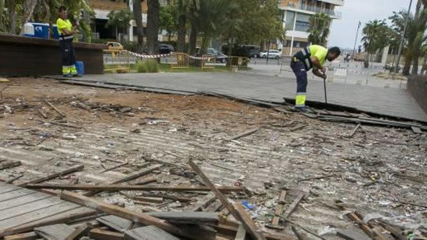 Operarios retiraron ayer parte de la tarima de madera del entorno del Puerto.