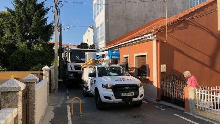 La reparación del transformador en la calle do Sol. // Muñiz