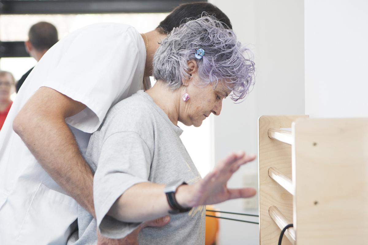 Una paciente de la Clínica de Nutrición, Actividad Física y Fisioterapia de la UV, junto al especialista.