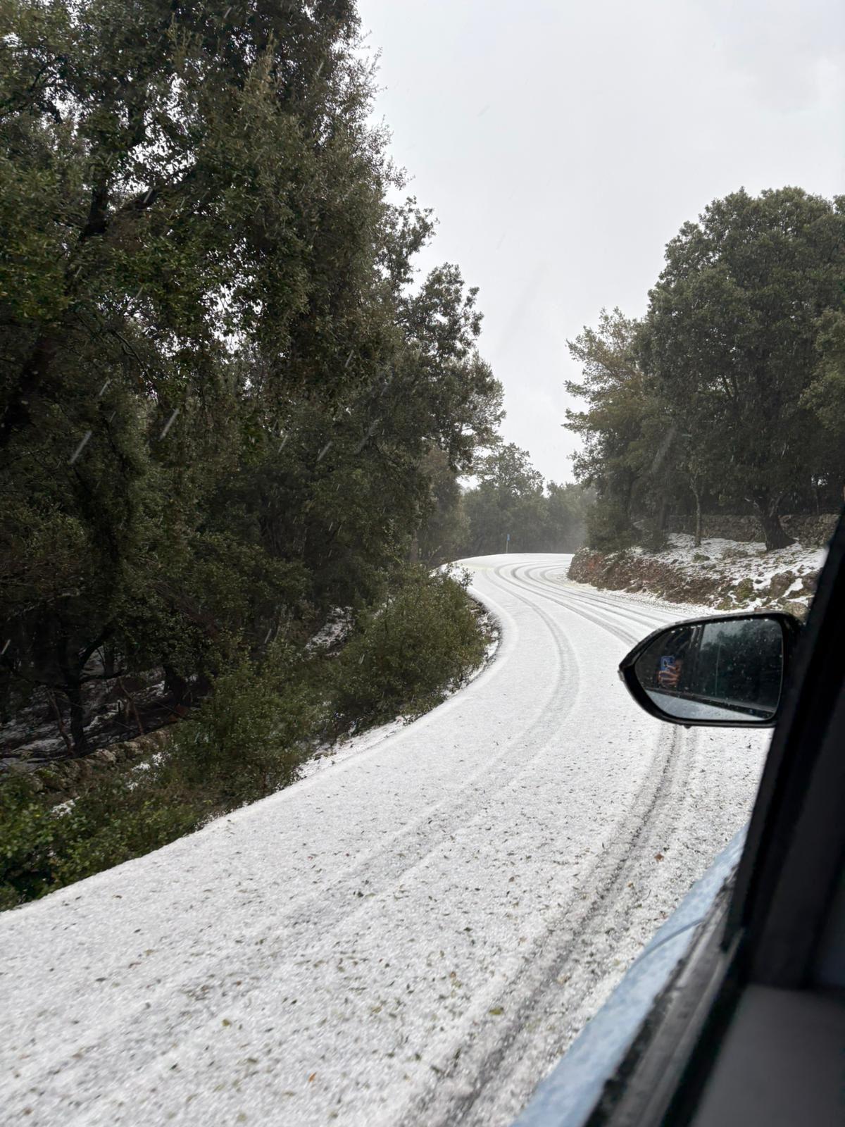 Die Straße rauf zum Kloster Lluc war vom Hagel ganz weiß.