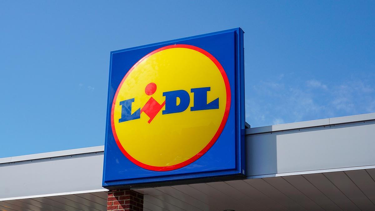 Mañana se esperan colas kilométricas en Lidl para el tendal que se cuelga de la barandilla de la terraza más barato del mercado: por solo 14,99 euros y de bambú