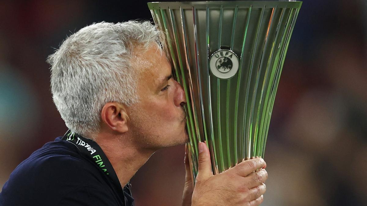 Mourinho besa la copa de campeón de la Conference League.