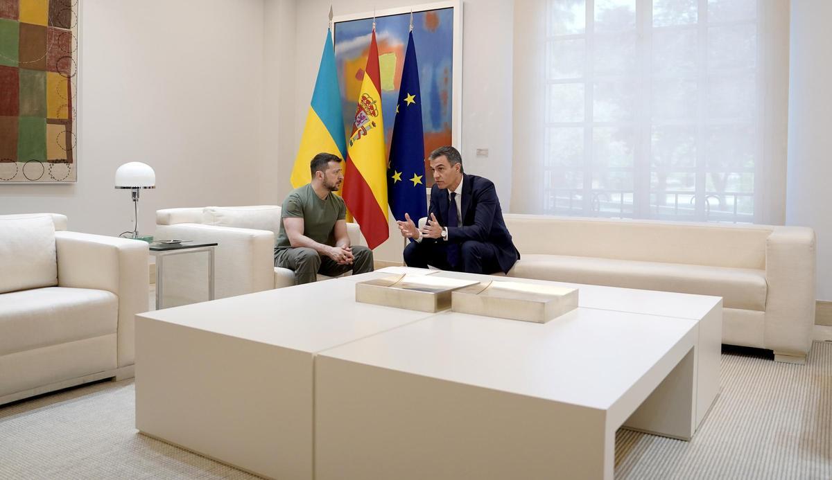 Pedro Sánchez recibe a Volodímir Zelenski en la Moncloa