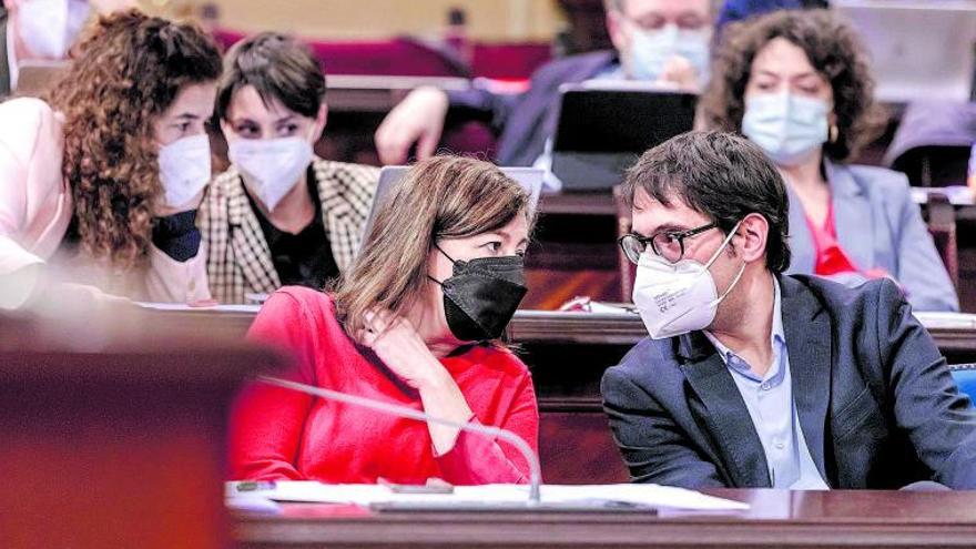 Negueruela conversando ayer con la presidenta Armengol en el Parlament. | B.RAMON