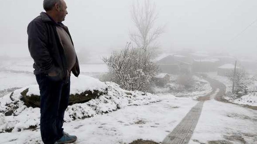 Un vecino en el pueblo nevado de Ramilo, Viana do Bolo.  // Brais Lorenzo