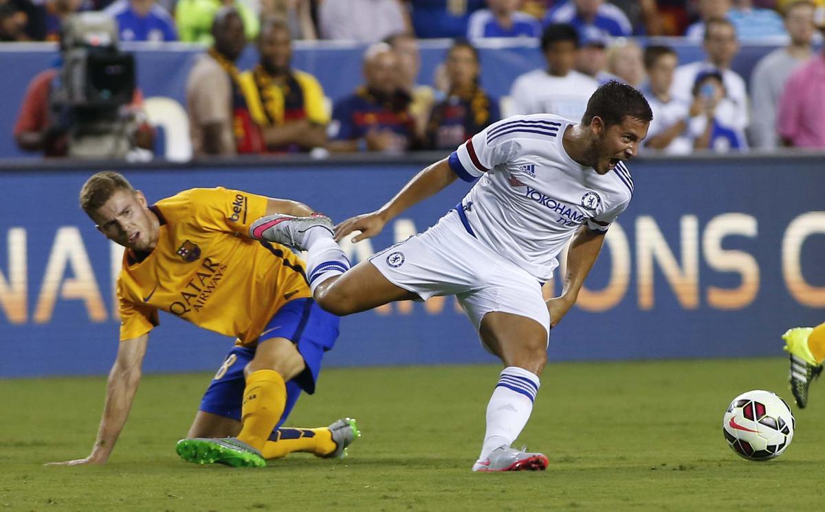 Gerard Gumbau, en un partido de pretemporada del Barça (2015) contra el Chelsea, ante Eden Hazard.