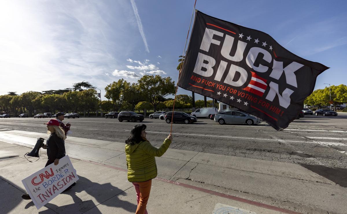 Un manifestante sostiene una bandera pro-Trump protestan tras la acusación y procesamiento del expresidente Donald Trump 