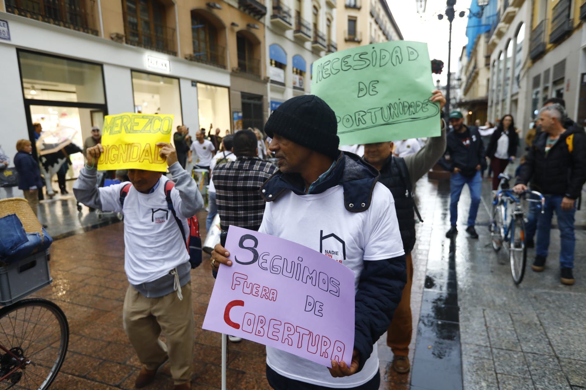 Una batucada por las personas sin hogar toma el centro de Zaragoza