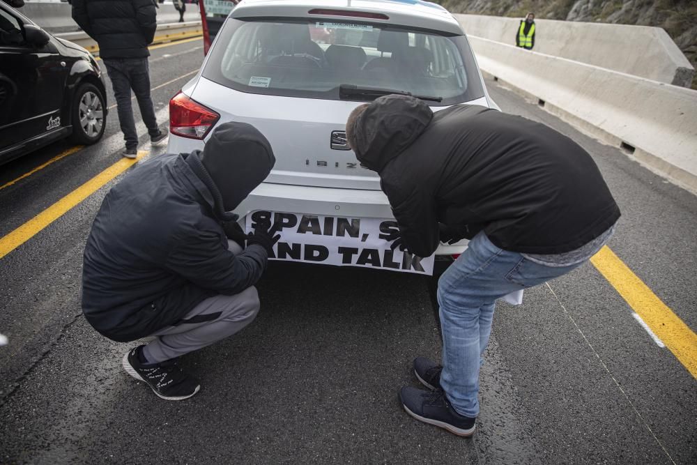 Una acció del Tsunami Democràtic talla l'AP-7 a la Jonquera