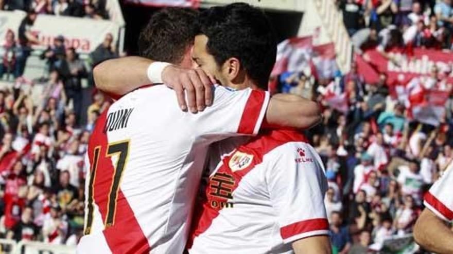 Quini felicita a Javi Guerra por su gol.